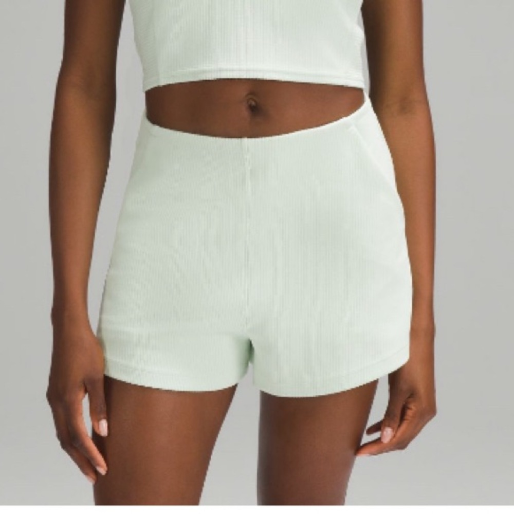 Lululemon Ribbed softstreme High-rise short 2”